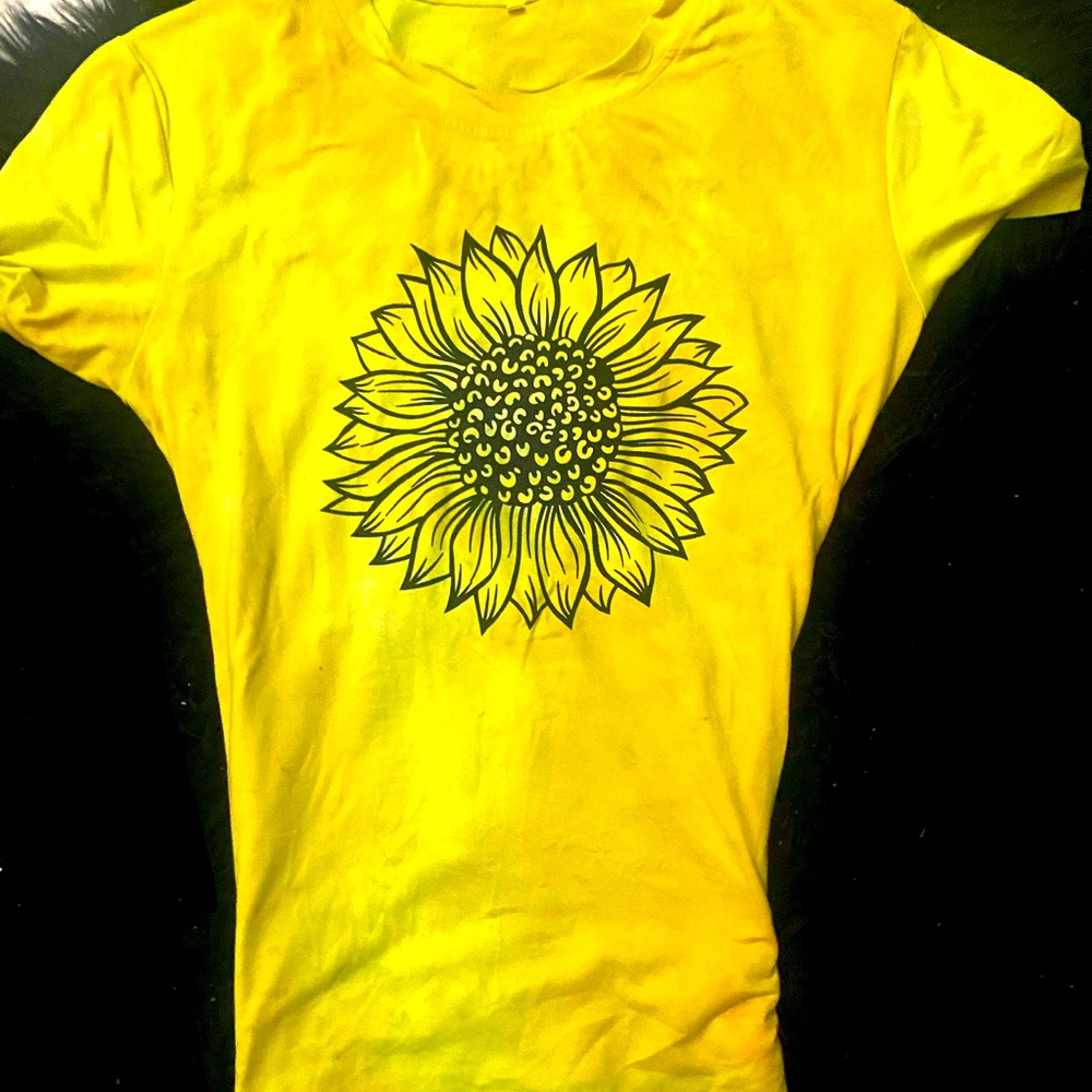 Yellow Size Medium Sunflower 🌻 T-Shirt in Semi -Tye- Dye